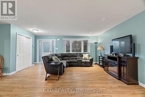 8459 Lazy Lane, Lambton Shores, ON - Indoor Photo Showing Living Room