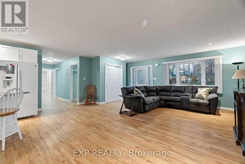 8459 Lazy Lane, Lambton Shores, ON - Indoor Photo Showing Living Room