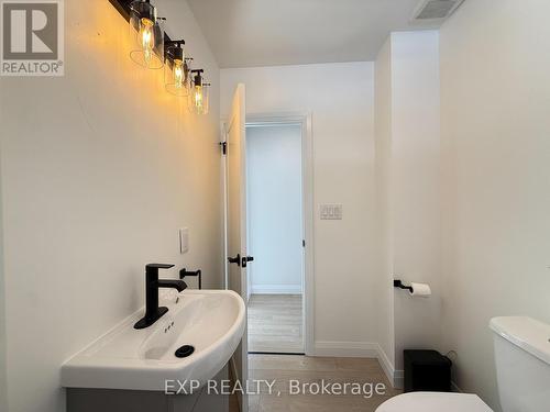 1000 Hamilton Road, London East (East O), ON - Indoor Photo Showing Bathroom