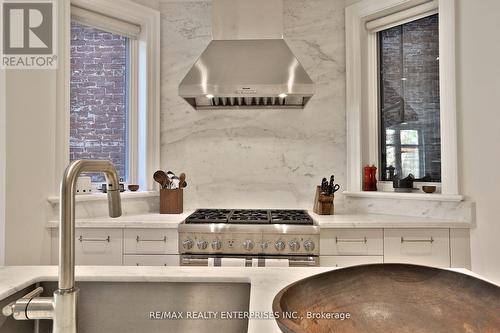 305 Crawford Street, Toronto, ON - Indoor Photo Showing Kitchen With Upgraded Kitchen