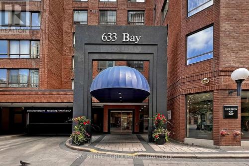 601 - 633 Bay Street, Toronto, ON -  With Fireplace