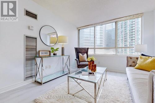 601 - 633 Bay Street, Toronto, ON - Indoor Photo Showing Living Room
