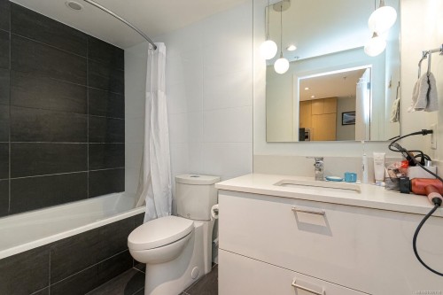 406-838 Broughton St, Victoria, BC - Indoor Photo Showing Bathroom