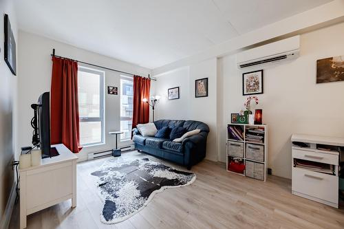 Salon - 801-1200 Rue Crescent, Montréal (Ville-Marie), QC 