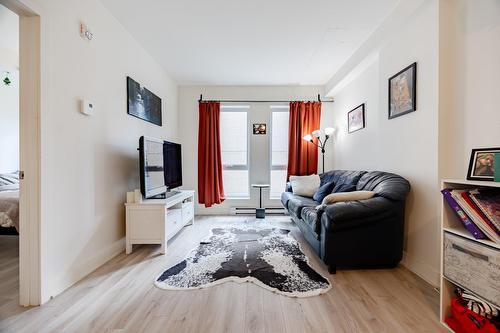 Salon - 801-1200 Rue Crescent, Montréal (Ville-Marie), QC 