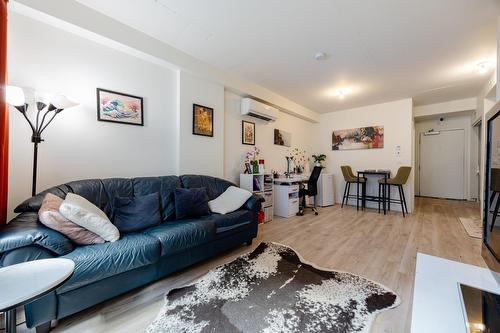 Salon - 801-1200 Rue Crescent, Montréal (Ville-Marie), QC 