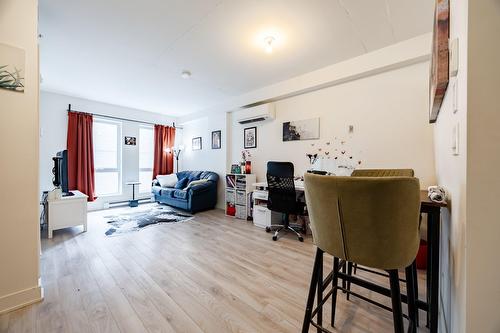 Salon - 801-1200 Rue Crescent, Montréal (Ville-Marie), QC 