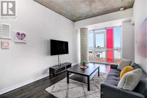 2208 - 324 Laurier Avenue W, Ottawa, ON - Indoor Photo Showing Living Room