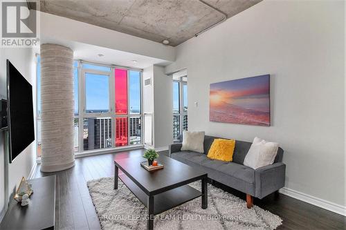 2208 - 324 Laurier Avenue W, Ottawa, ON - Indoor Photo Showing Living Room