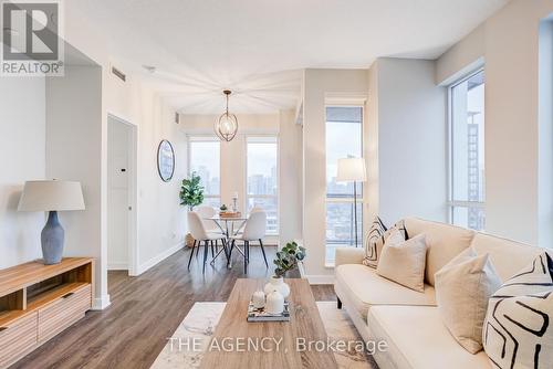 2009 - 55 REGENT PARK BOULEVARD  Toronto, ON M5A 3H6