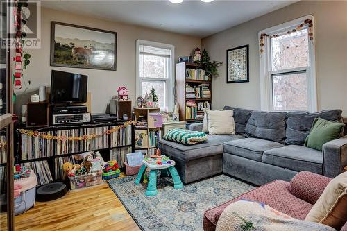 262-266 Hazel Street, Sudbury, ON - Indoor Photo Showing Living Room