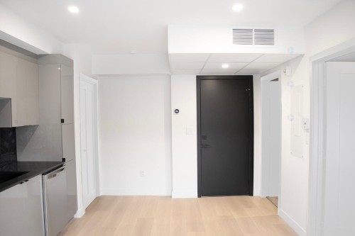 Salon - 204-5350 Av. Victoria, Montréal (Côte-Des-Neiges/Notre-Dame-De-Grâce), QC - Indoor