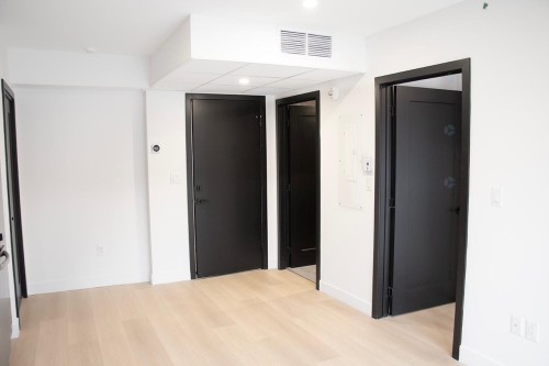 Salon - 204-5350 Av. Victoria, Montréal (Côte-Des-Neiges/Notre-Dame-De-Grâce), QC - Indoor