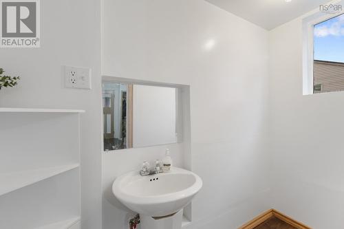 1 Whipple Street, Yarmouth, NS - Indoor Photo Showing Bathroom