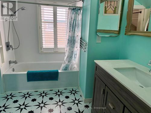 Upper bathroom - 378 11Th Street, Hanover, ON - Indoor Photo Showing Bathroom