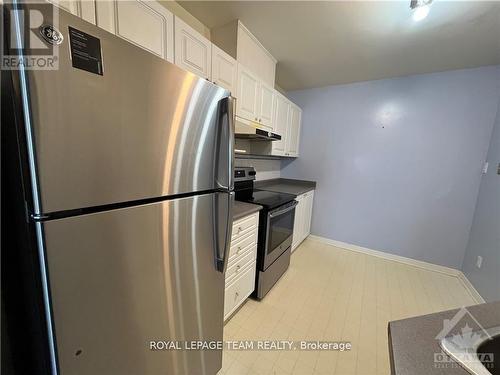 39 Thornbury Crescent, Ottawa, ON - Indoor Photo Showing Kitchen