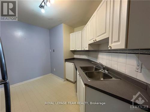 39 Thornbury Crescent, Ottawa, ON - Indoor Photo Showing Kitchen With Double Sink