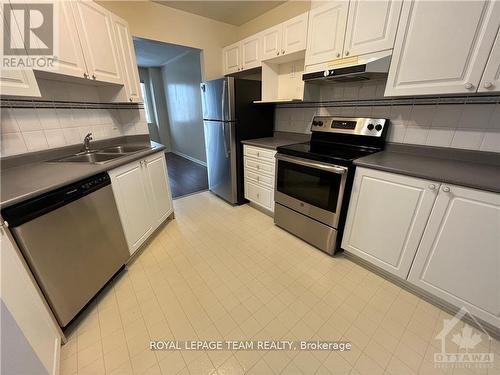 39 Thornbury Crescent, Ottawa, ON - Indoor Photo Showing Kitchen With Double Sink
