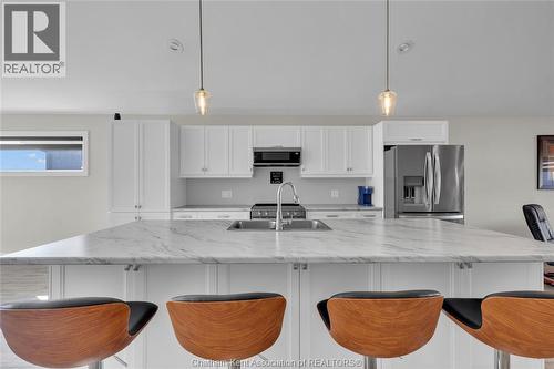 13 Baffin Way, Chatham, ON - Indoor Photo Showing Kitchen With Double Sink With Upgraded Kitchen
