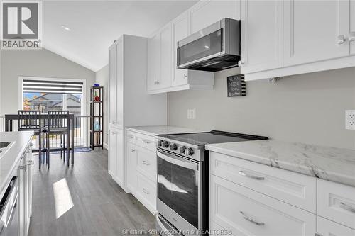 13 Baffin Way, Chatham, ON - Indoor Photo Showing Kitchen With Upgraded Kitchen
