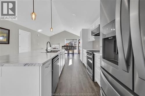 13 Baffin Way, Chatham, ON - Indoor Photo Showing Kitchen With Double Sink With Upgraded Kitchen