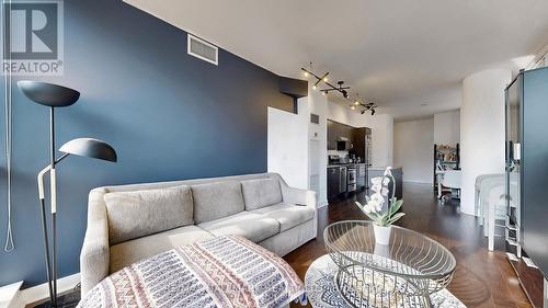 605 - 320 Richmond Street E, Toronto, ON - Indoor Photo Showing Living Room
