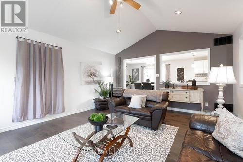 8 Pardo Court, Scugog, ON - Indoor Photo Showing Living Room