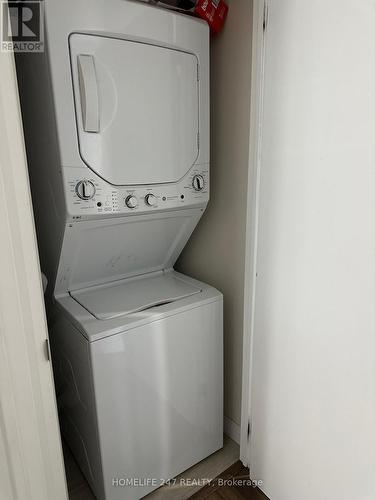 1508 - 2152 Lawrence Avenue E, Toronto, ON - Indoor Photo Showing Laundry Room