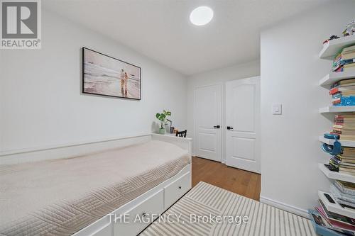 908 Oaktree Crescent, Newmarket, ON - Indoor Photo Showing Bedroom
