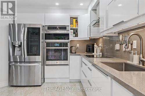 908 Oaktree Crescent, Newmarket, ON - Indoor Photo Showing Kitchen With Upgraded Kitchen