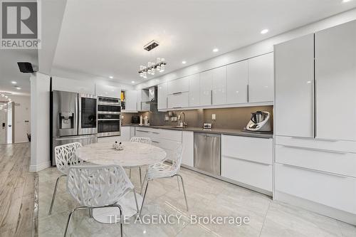 908 Oaktree Crescent, Newmarket, ON - Indoor Photo Showing Kitchen