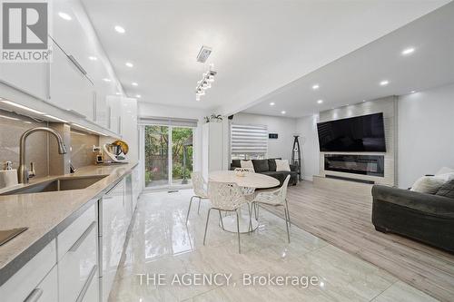 908 Oaktree Crescent, Newmarket, ON - Indoor Photo Showing Kitchen With Upgraded Kitchen