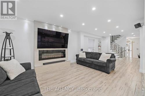 908 Oaktree Crescent, Newmarket, ON - Indoor Photo Showing Living Room