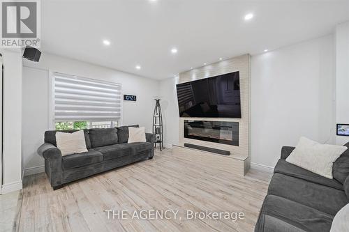 908 Oaktree Crescent, Newmarket, ON - Indoor Photo Showing Living Room