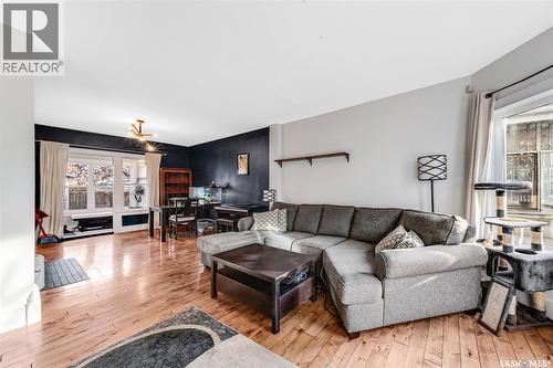 527 7Th Street E, Saskatoon, SK - Indoor Photo Showing Living Room