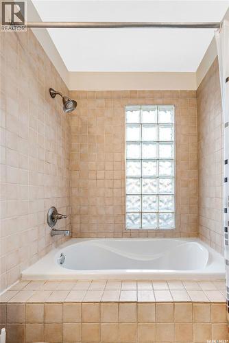527 7Th Street E, Saskatoon, SK - Indoor Photo Showing Bathroom