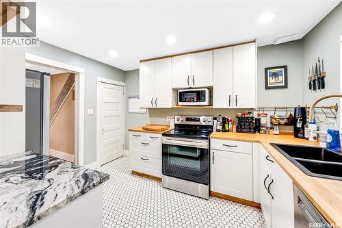 527 7Th Street E, Saskatoon, SK - Indoor Photo Showing Kitchen With Double Sink
