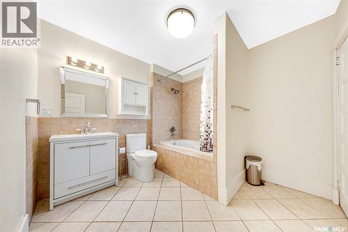 527 7Th Street E, Saskatoon, SK - Indoor Photo Showing Bathroom