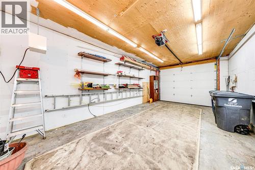 527 7Th Street E, Saskatoon, SK - Indoor Photo Showing Garage