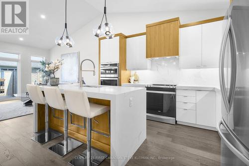 2668 Buroak Drive, London North (North S), ON - Indoor Photo Showing Kitchen With Upgraded Kitchen