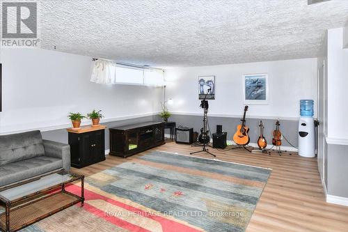 273 Maxwell Avenue W, Peterborough (Ashburnham Ward 4), ON - Indoor Photo Showing Living Room