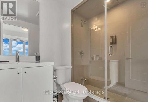 1917 - 2550 Simcoe Street N, Oshawa, ON - Indoor Photo Showing Bathroom
