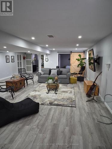 6 Macneil Court, Brantford, ON - Indoor