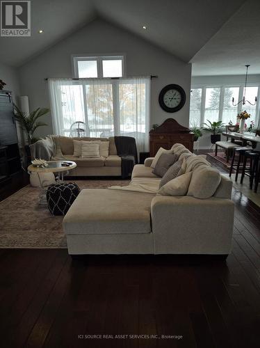6 Macneil Court, Brantford, ON - Indoor Photo Showing Living Room