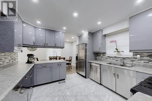 15 Glen Echo Court, Brampton, ON - Indoor Photo Showing Kitchen With Double Sink With Upgraded Kitchen