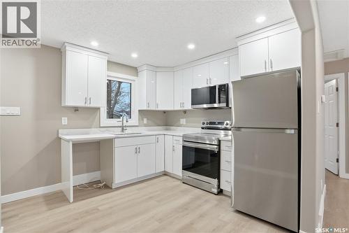 869 Macklem Drive, Saskatoon, SK - Indoor Photo Showing Kitchen