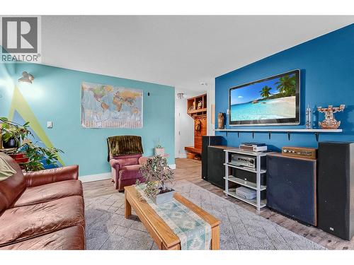 715 Leathead Road Unit# 142, Kelowna, BC - Indoor Photo Showing Living Room