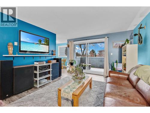 715 Leathead Road Unit# 142, Kelowna, BC - Indoor Photo Showing Living Room