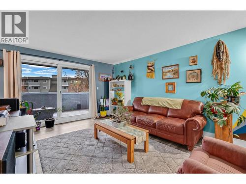 715 Leathead Road Unit# 142, Kelowna, BC - Indoor Photo Showing Living Room