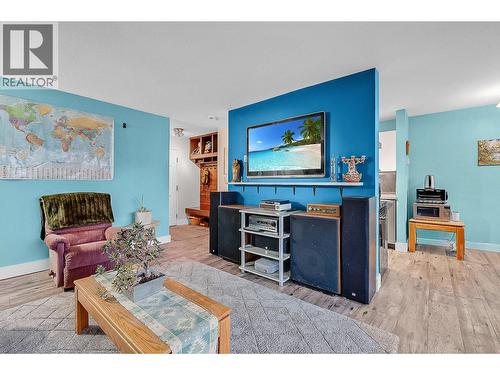 715 Leathead Road Unit# 142, Kelowna, BC - Indoor Photo Showing Living Room